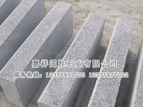 點(diǎn)擊查看詳細(xì)信息<br>標(biāo)題：紅色花崗巖路沿石 閱讀次數(shù)：2562